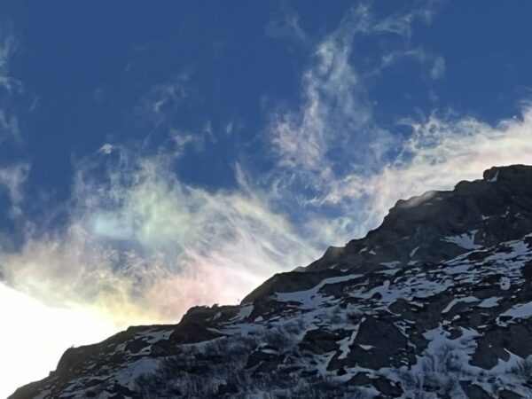 Farbige Spiegelung des Felsgrats am Medel-Gletscher
