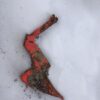 Rotes Werkzeug im Schnee - Robustes Outdoor-Equipment – Bild 2