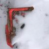 Rotes Werkzeug im Schnee - Robustes Outdoor-Equipment