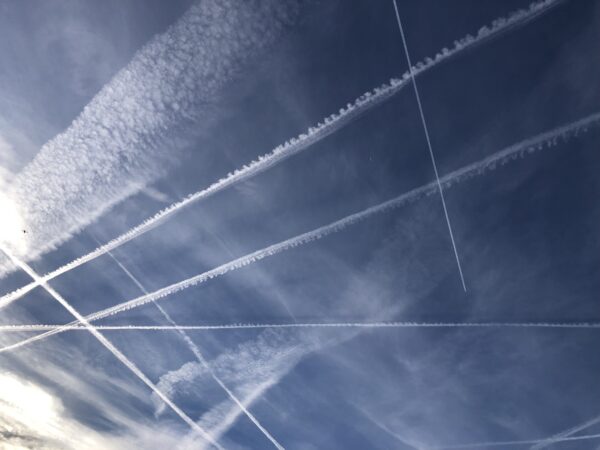 "Post-Covid Kondensstreifen am Himmel über Freiburg - Fotografie